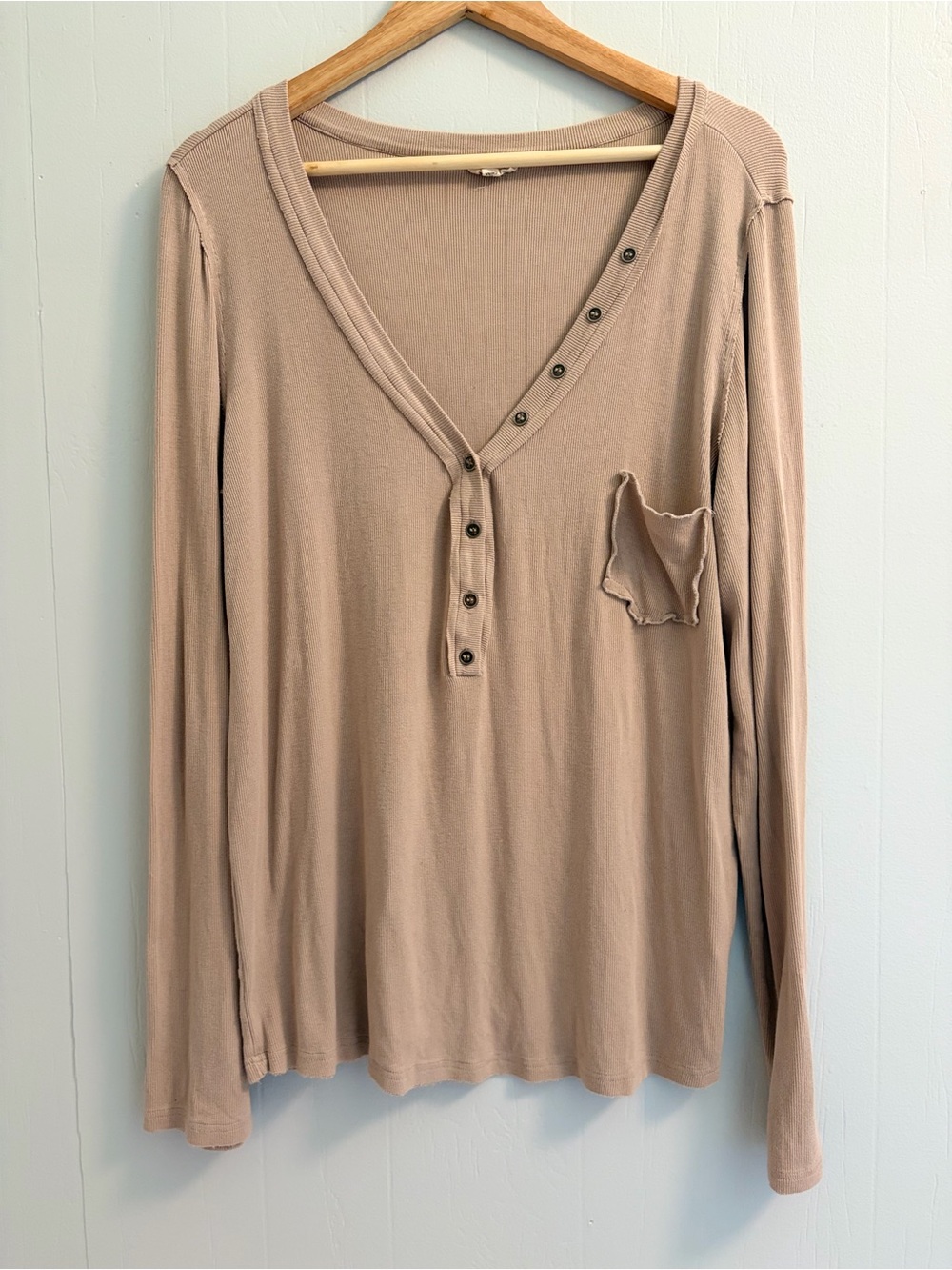 POL Womens Ribbed Knit Henley Top Taupe Snap Placket Raw Edge Pocket Long Sleeve